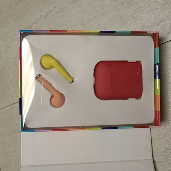 Nwt Bluetooh wireless earpods with charging case pink and yellow - Picture 3 of 3